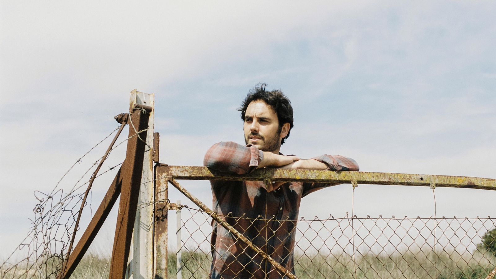 "Només he vingut a fer cançons. Si són bones, millor". Així es defineix Àlex Blat a les seues xarxes socials.