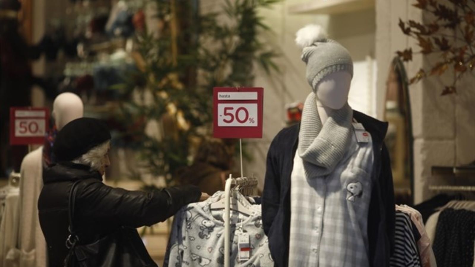 Una dona compra en un establiment de roba