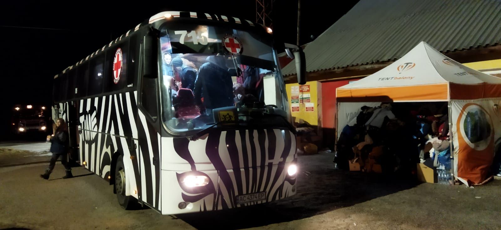 L'autocar llogat per la Fundació Junts per la Vida, al pas fronterer entre Polònia i Ucraïna