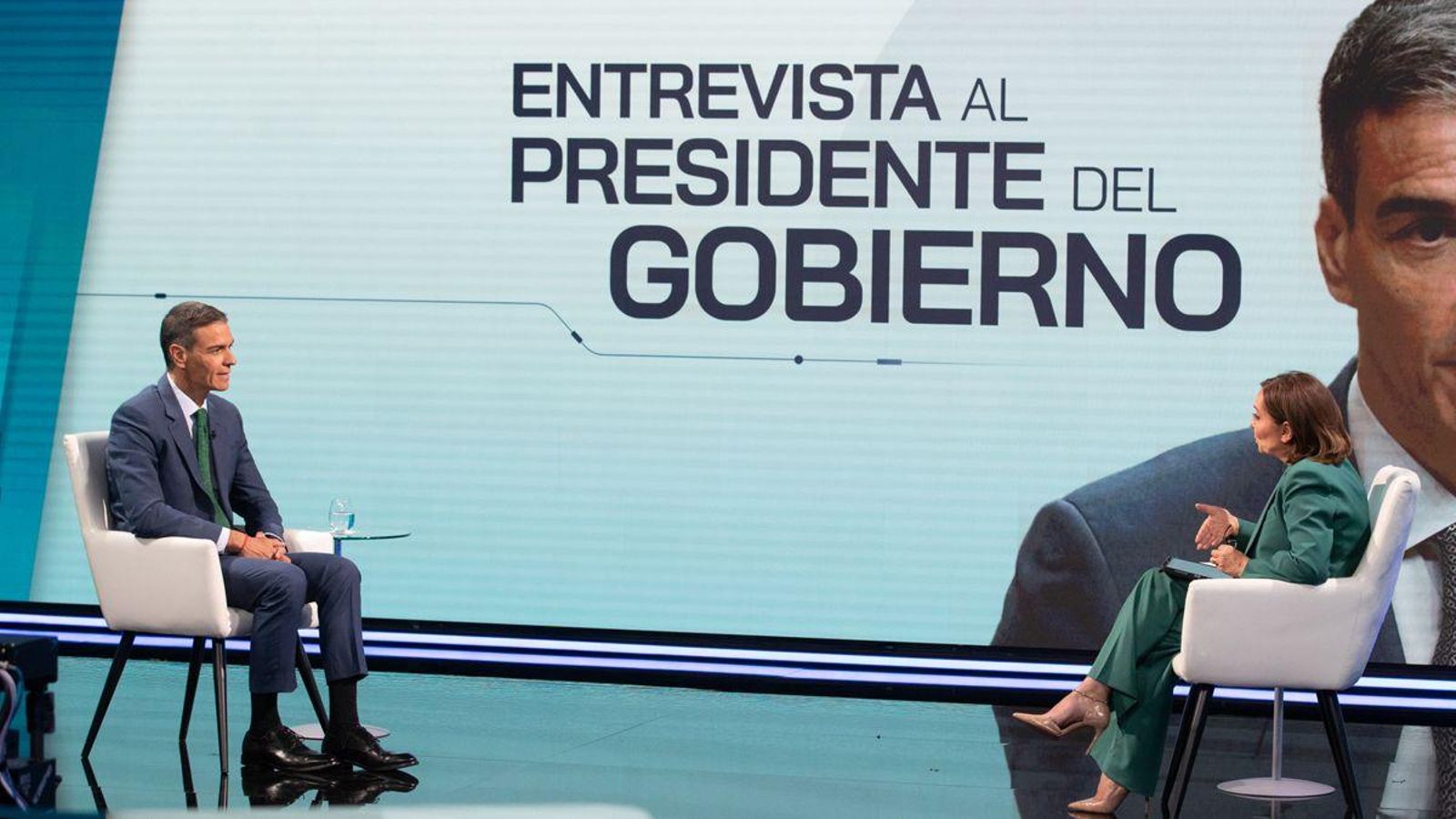La peridista Pepa Bueno entrevista al president del govern espanyol, Pedro Sánchez, a TVE