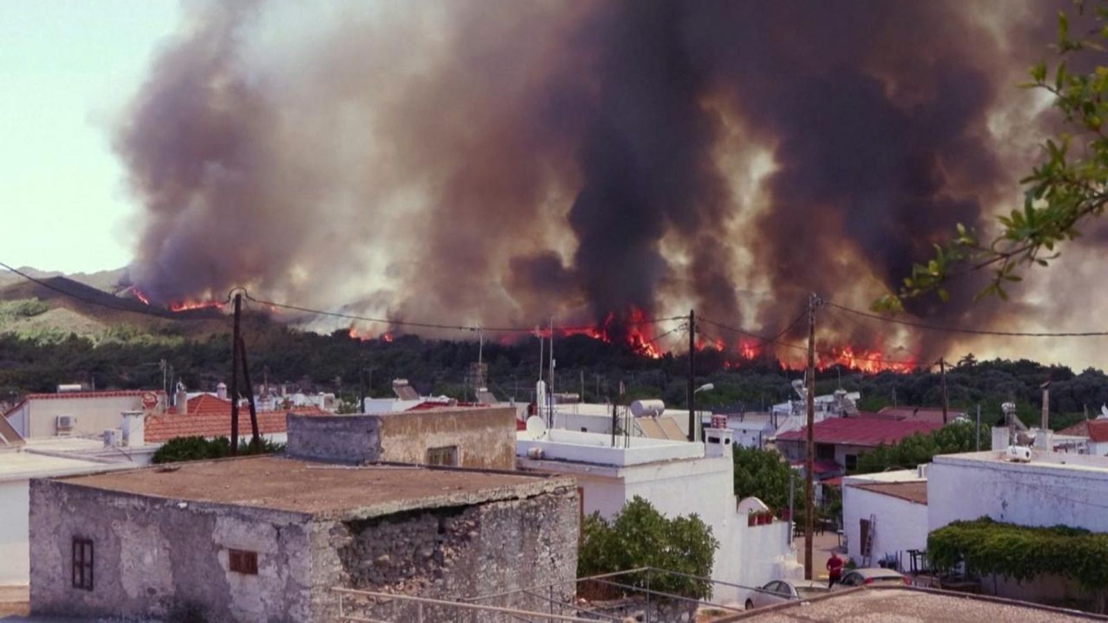 Flames pròximes a una població grega
