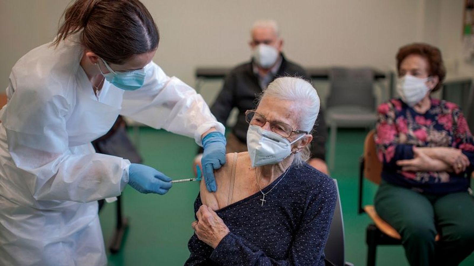 Una dona es vacuna al centre de dia de majors de Burjassot / Biel Aliño (Efe)