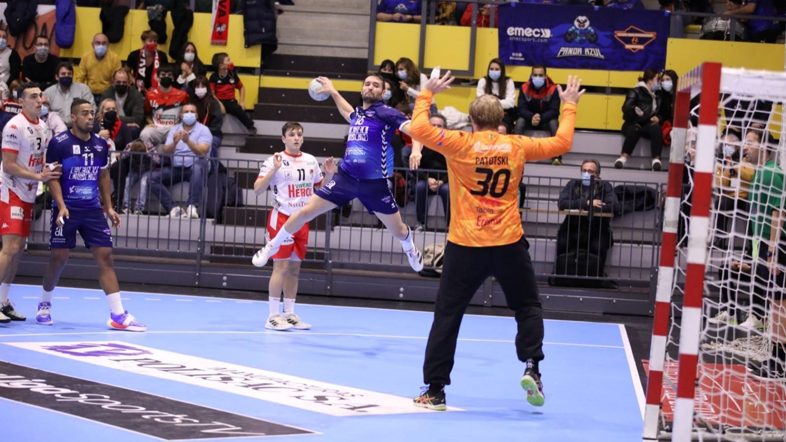 Carrillo fa un llançament a porteria