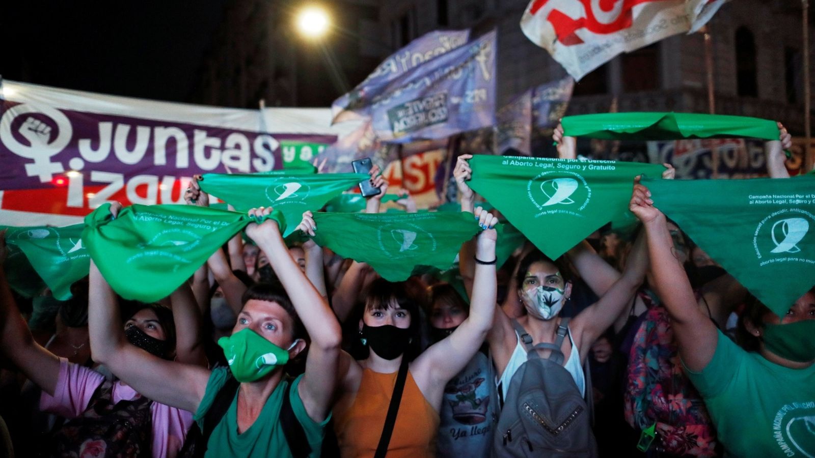 Manifestants de la marea verda es manifesten en favor de la llei de l'avortament davant del Congrés a Buenos Aires