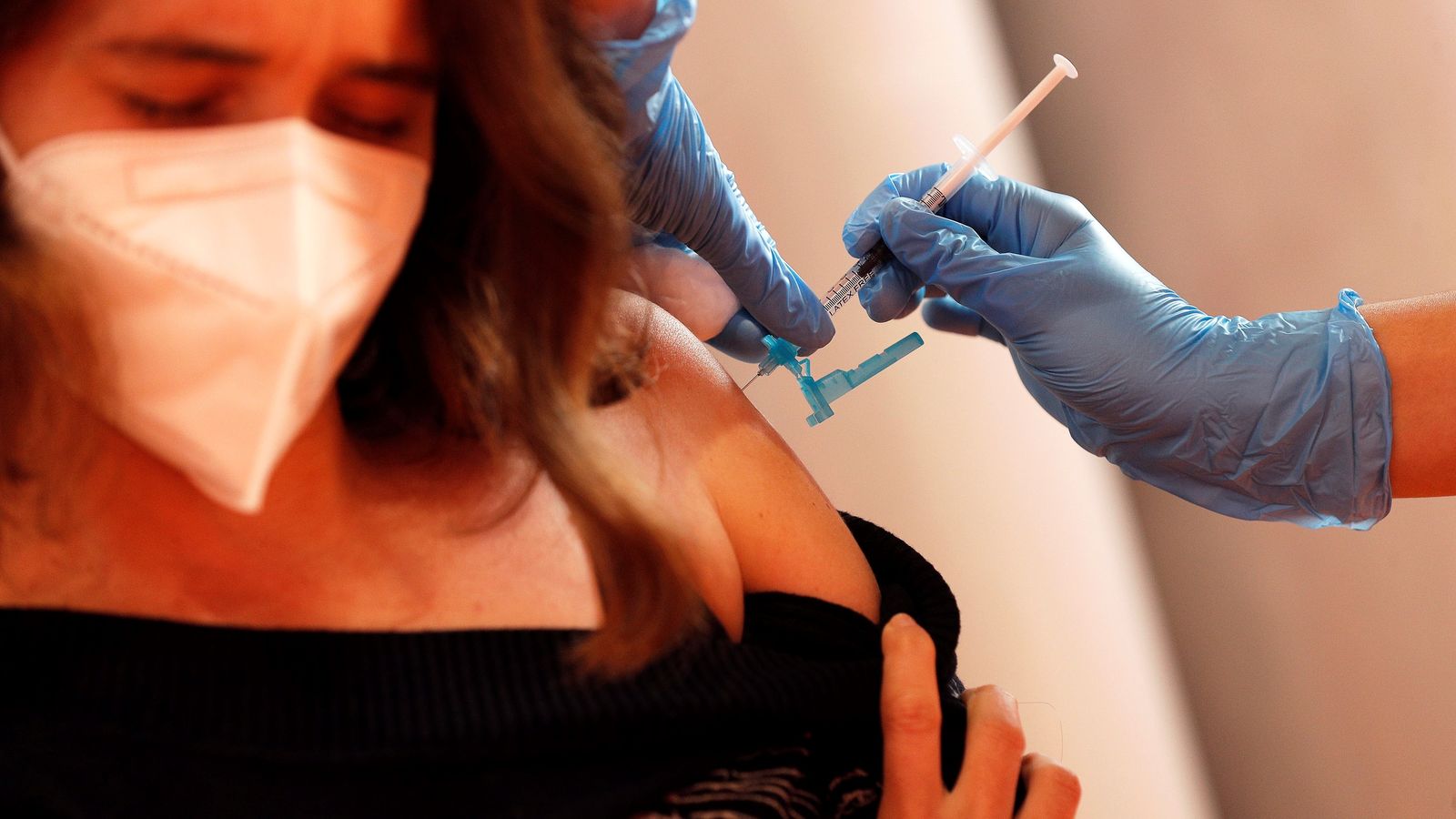 Una dona reb la vacuna contra la Covid-19 a la Ciutat Esportiva de Paterna