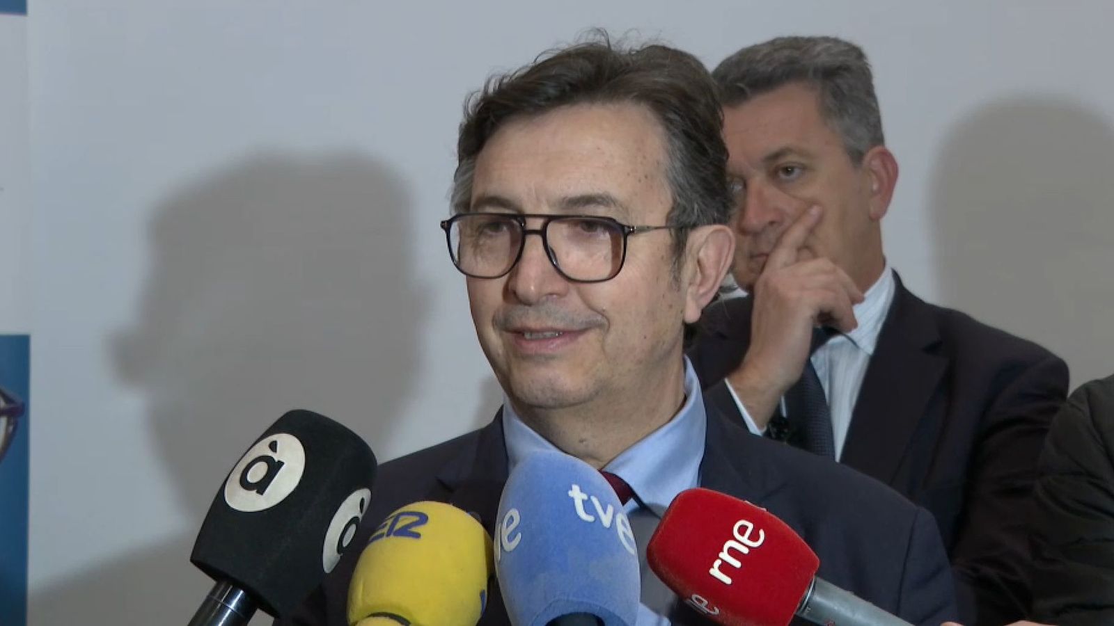 El president de la CEV, Vicente Lafuente, amb el vicepresident i conseller Martínez Mus al darrere