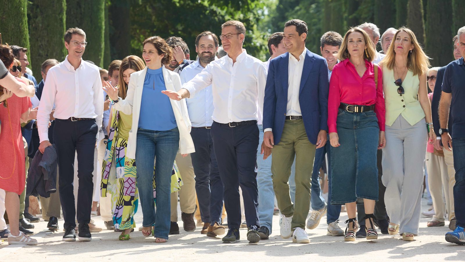 El president del PP, Alberto Núñez Feijóo, amb la plana alta del partit