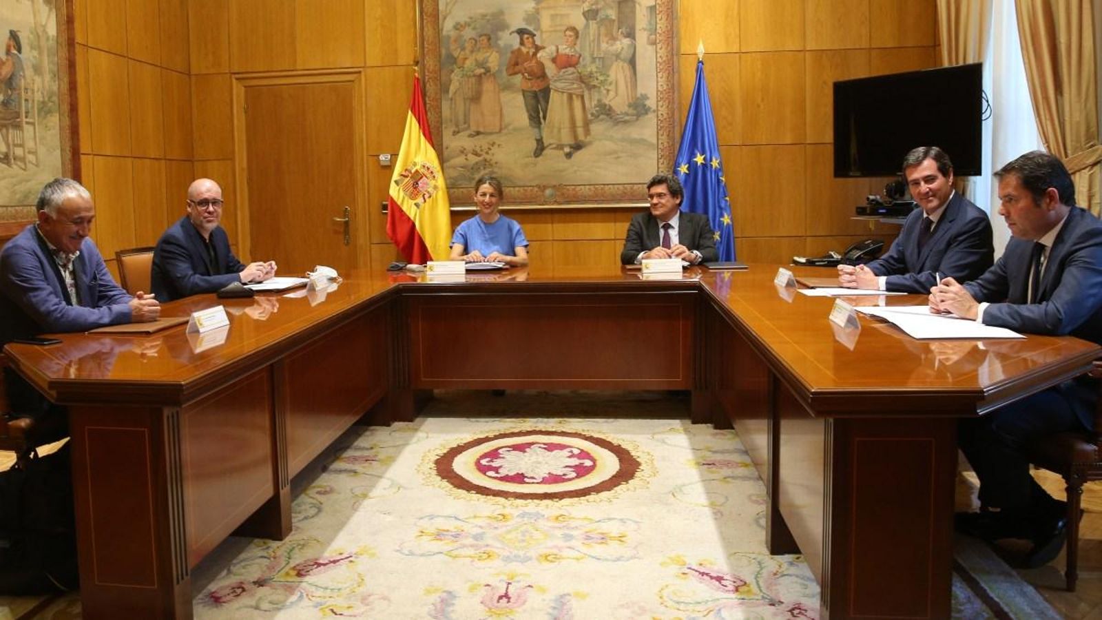 Els ministres de Treball i Seguretat Social, Yolanda Díaz i José Luis Escrivá, en una reunió amb els agents socials