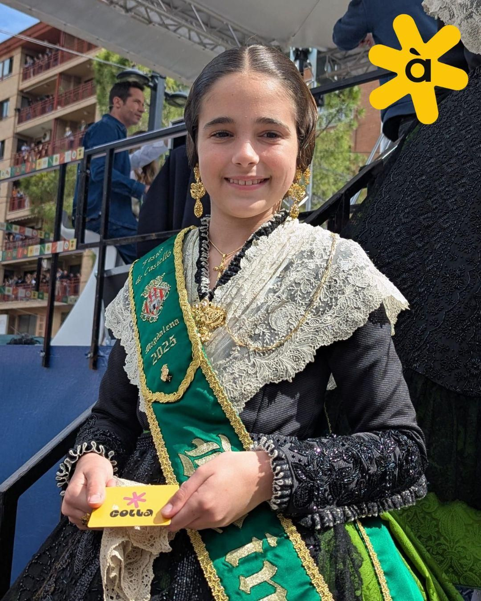 Carla Ibáñez, reina infantil de les festes de Castelló de la Plana, amb el seu carnet de La Colla