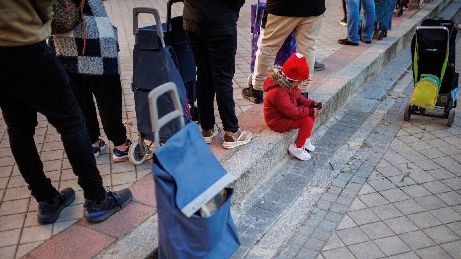 Imatge d'arxiu de gent fent cua per al lliurament de regals a xiquets vulnerables