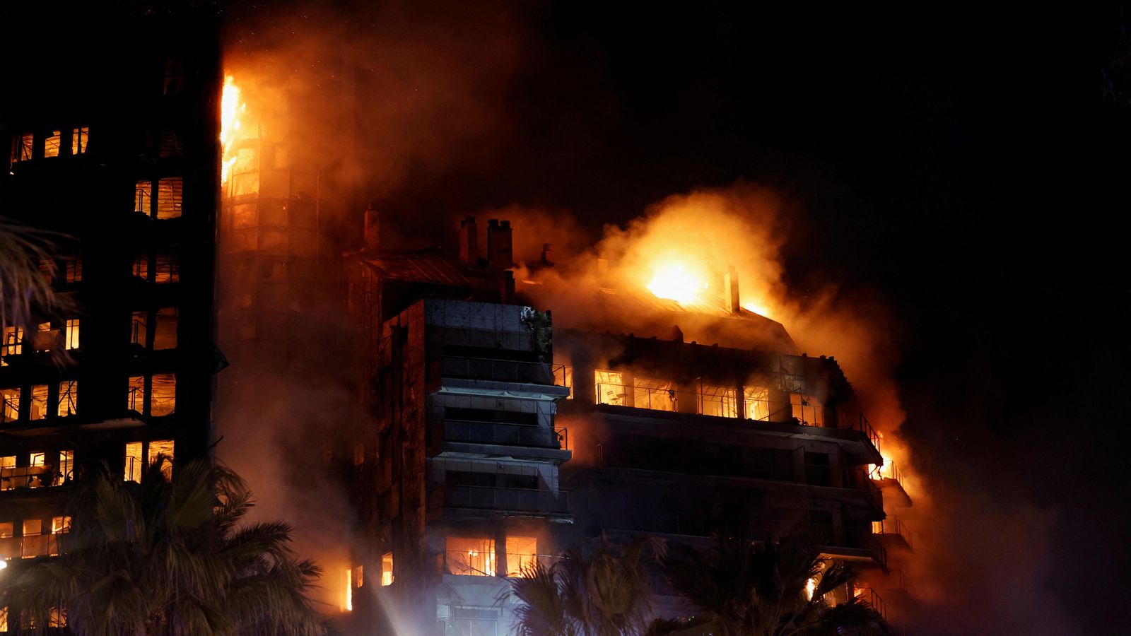 L'incendi devora un edifici de l’avinguda del Mestre Rodrigo de València