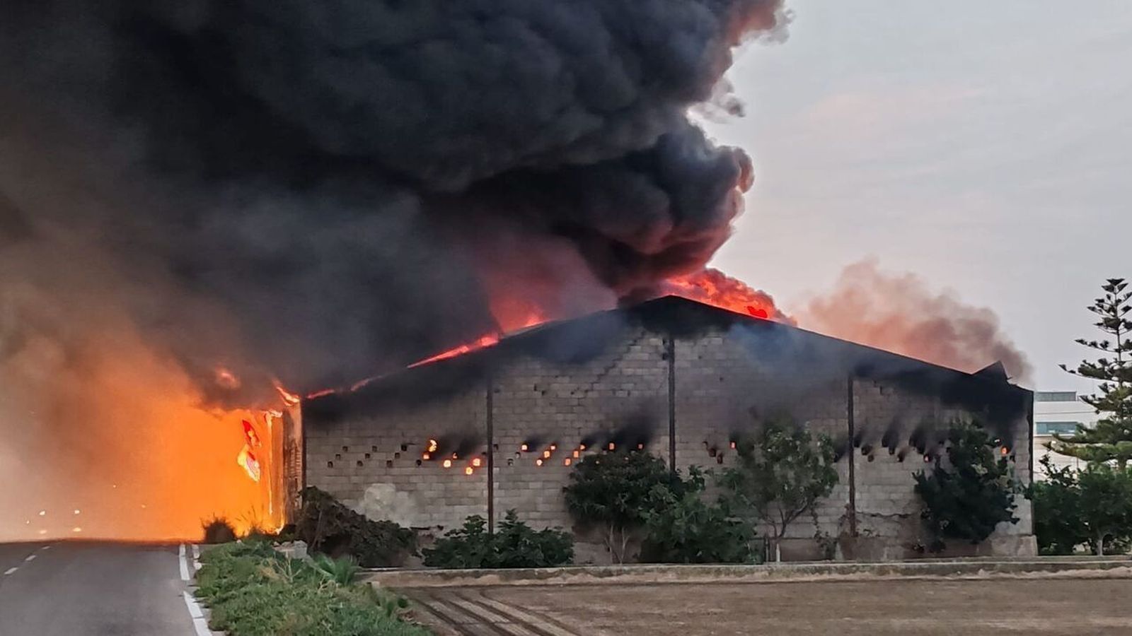 Incendi en una nau ubicada en una zona d'horta entre València i Alboraia