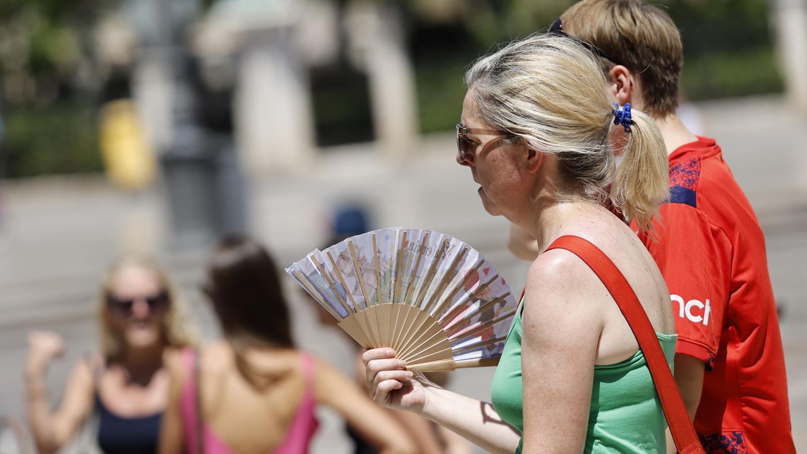 Una dona es ventila amb un palmito al centre de València
