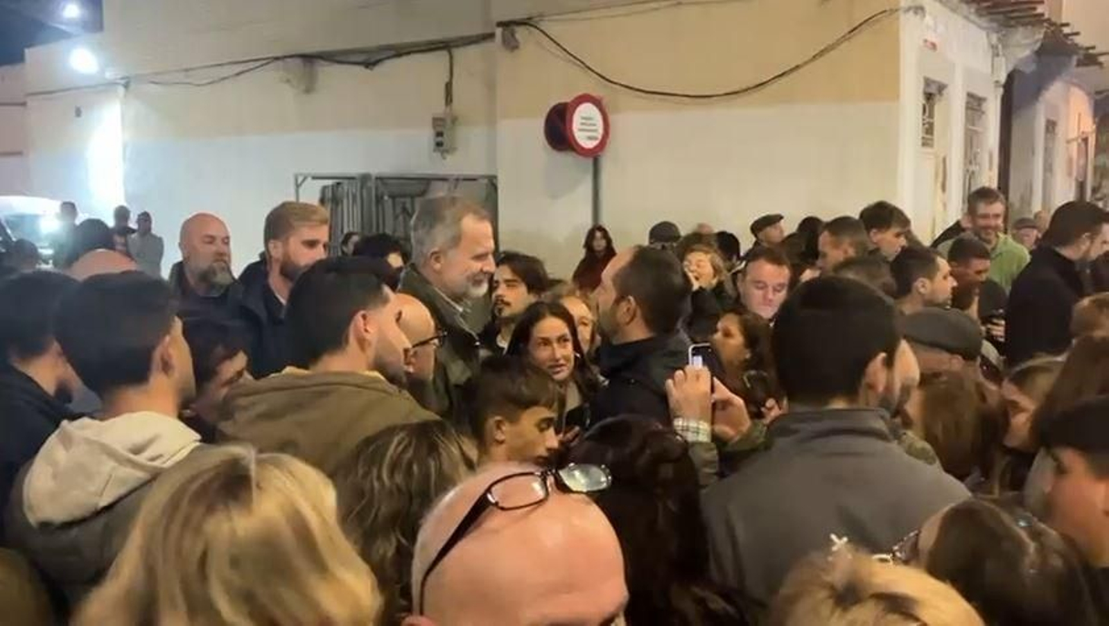 El rei conversa a Alaquàs amb l'alcalde d'Aldaia, el socialista Guillermo Luján