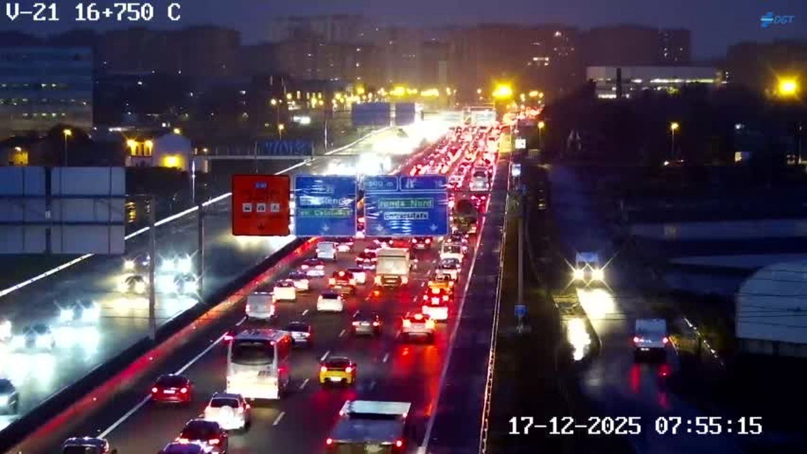 L'entrada a València per la V-21, atapeïda de cotxes este dimecres