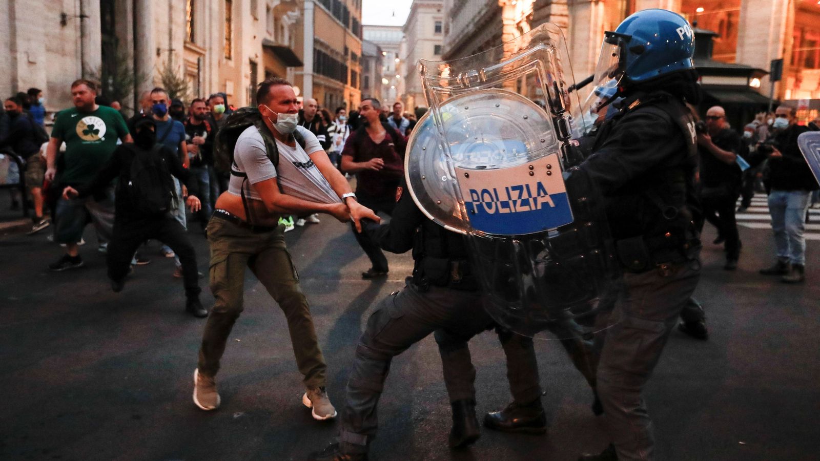 Un policia agarra per la samarreta un manifestant que participava en les protestes pel passaport Covid dissabte a Roma