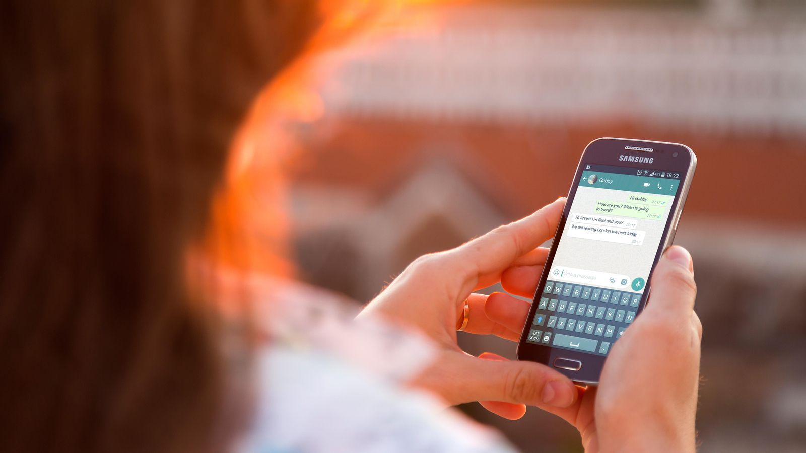 Una usuària manté una conversa per Whatsapp, aplicació que no permetia enviar ni rebre missatges aquest dilluns de vesprada