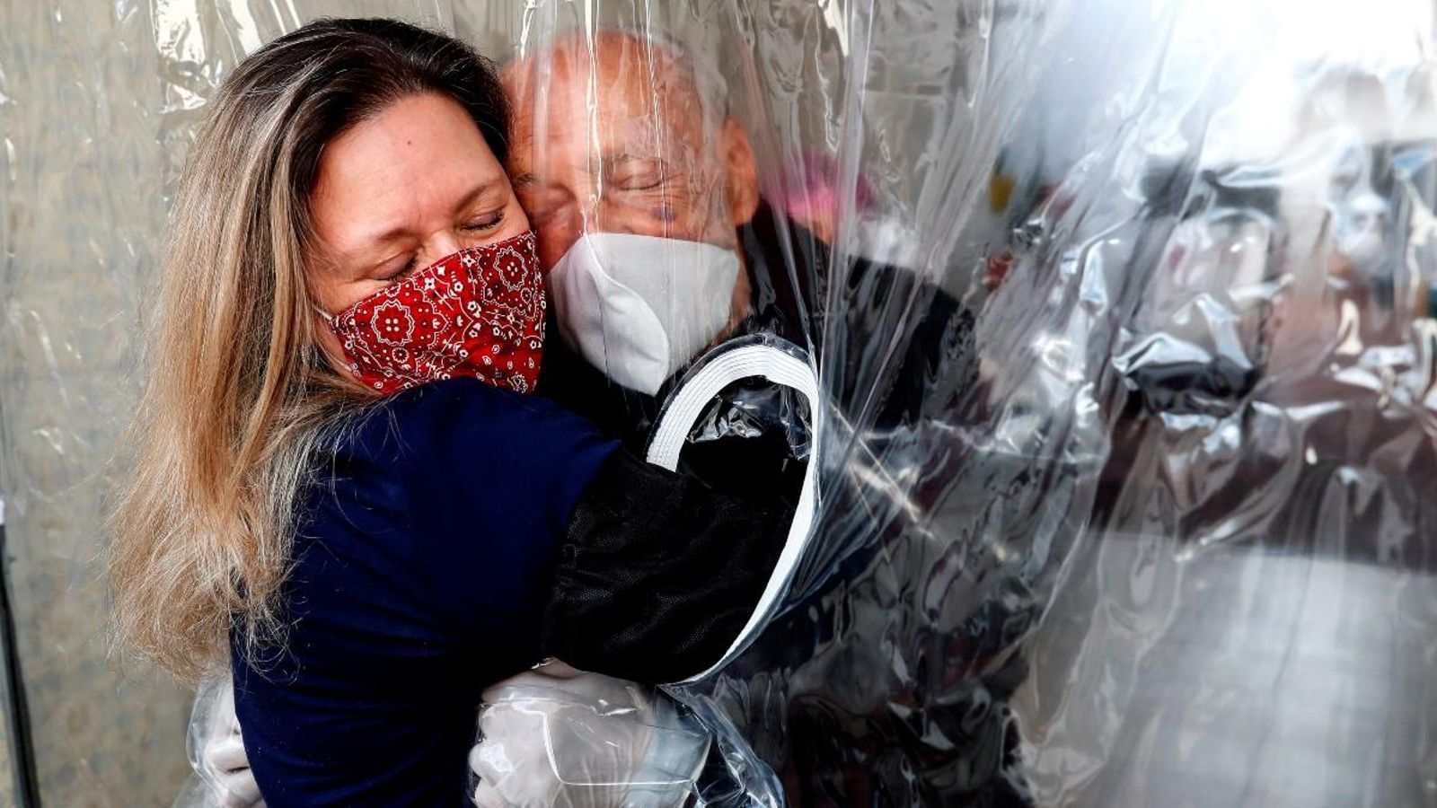 Una cortina de plàstic permet a famílies tornar a abraçar-se en una residència de majors, el passat 2 de juliol a Sao Paulo