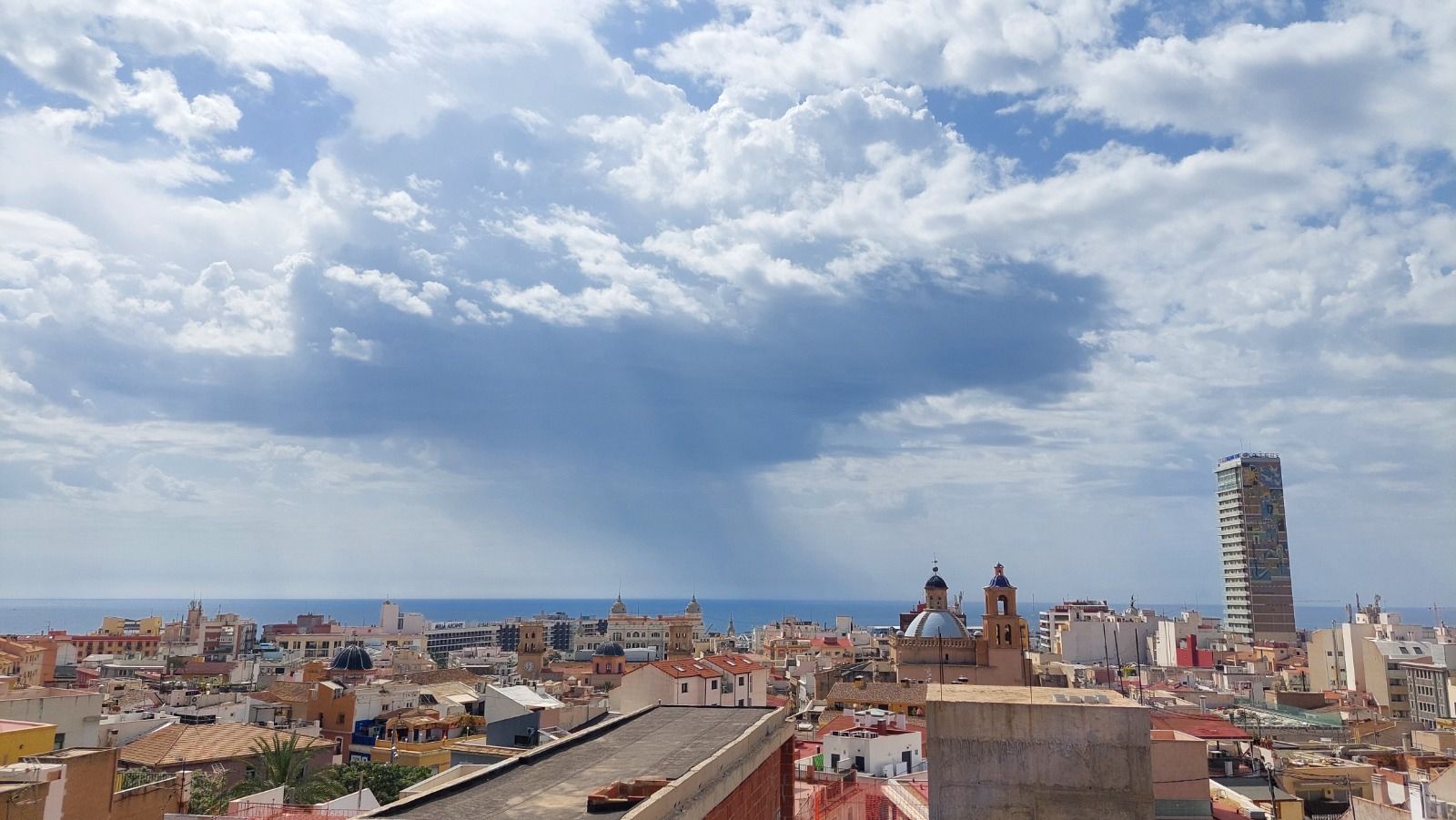 Panoràmica de la ciutat d'Alacant aquest dilluns de matí