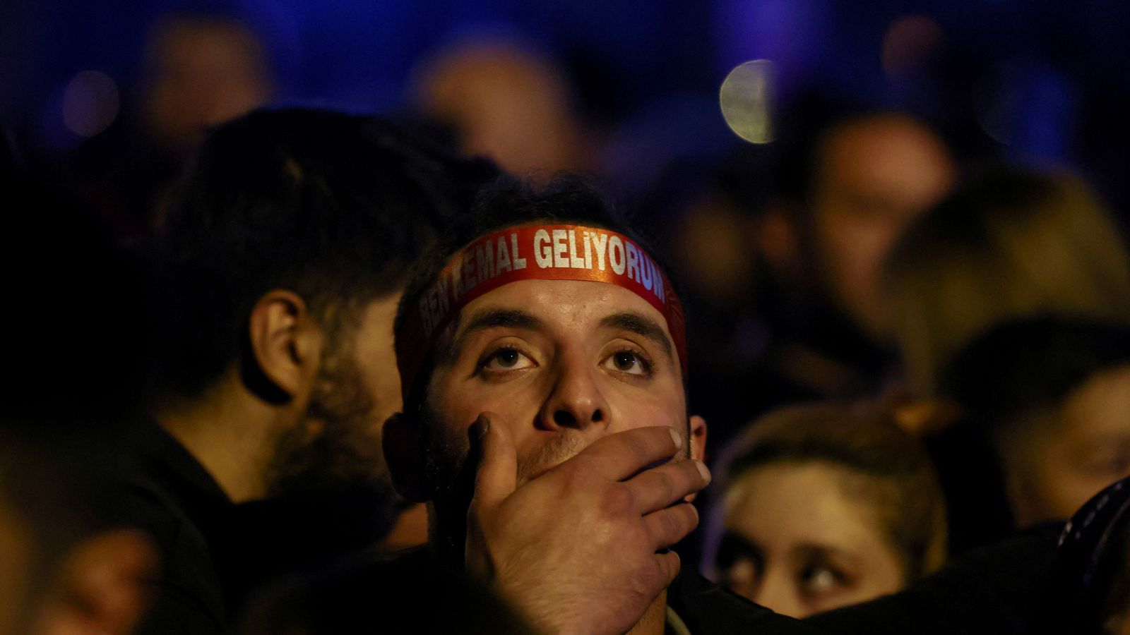 Un seguidor del socialdemòcrata Kemal Kiliçdaroglu segueix la nit electoral als carrers d'Ankara