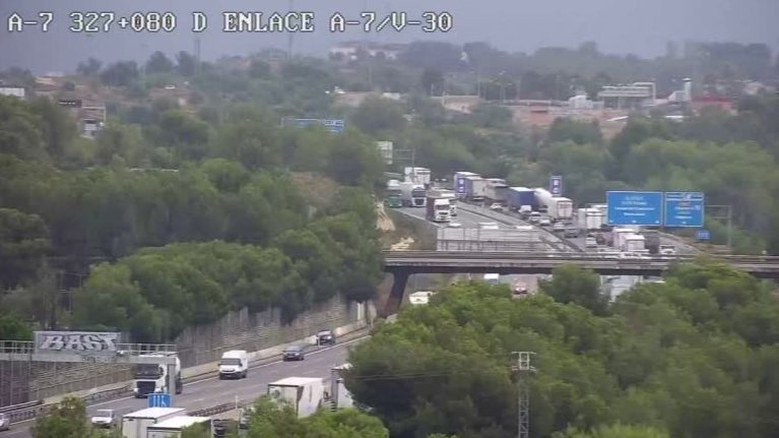 Punt de l'autovia del Mediterrani on enllacen l'A-7 i V-30 i on este dimecres hi havia fins a deu quilòmetres de retenció en sentit nord