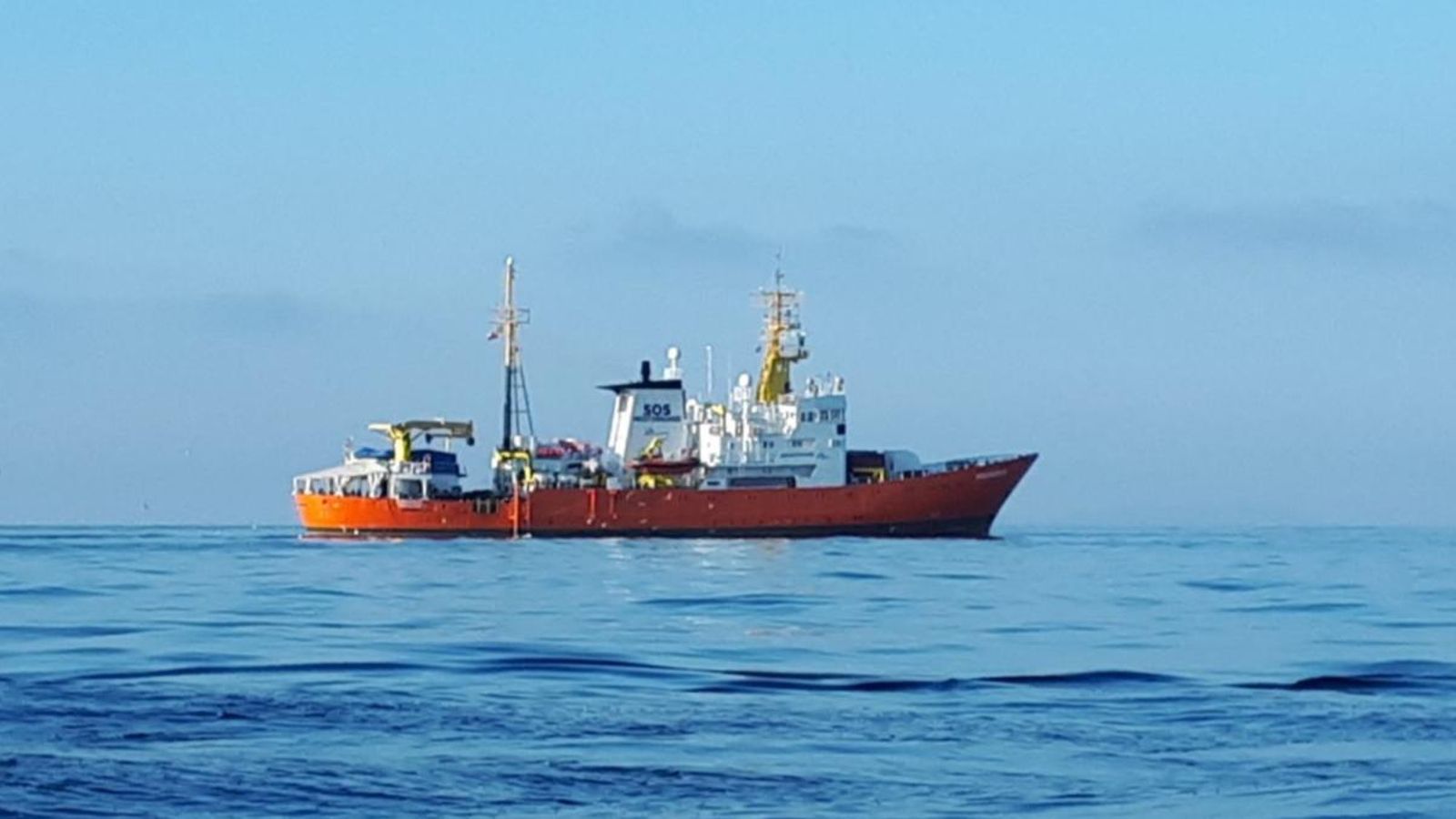 La nau humanitària Aquarius, de l'ONG SOS Méditerranée, ha salpat a les 14:28 hores des de València cap a aigües Líbia i Sicília.
