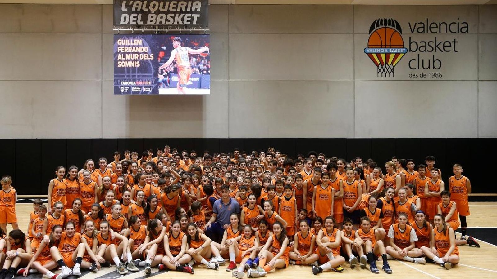 Ferrando s'ha fotografiat amb tots els equips del planter del València Basket