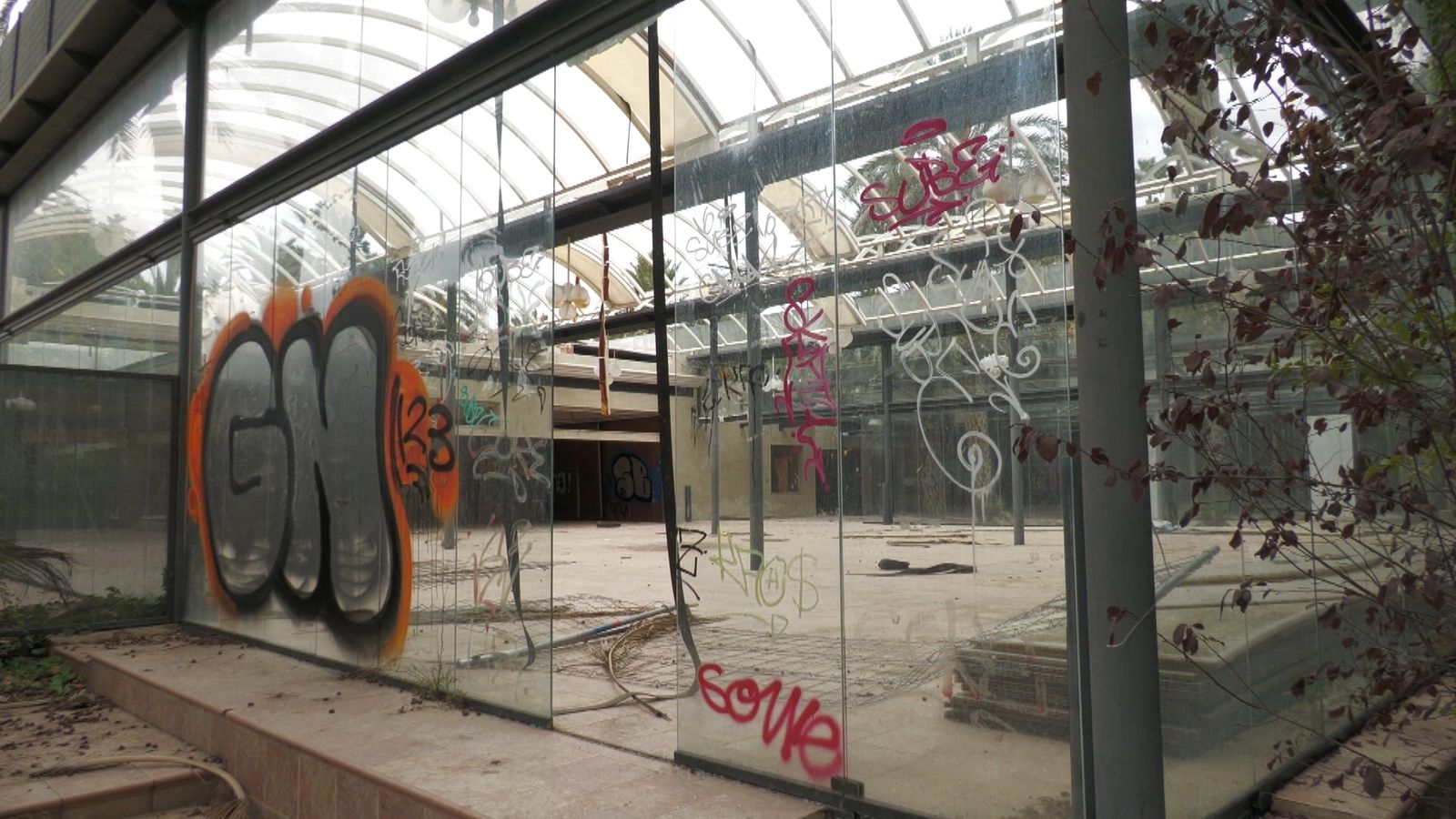 Estat de l'antic reustaurant del Palmerar d'Elx, tancat des de 2019