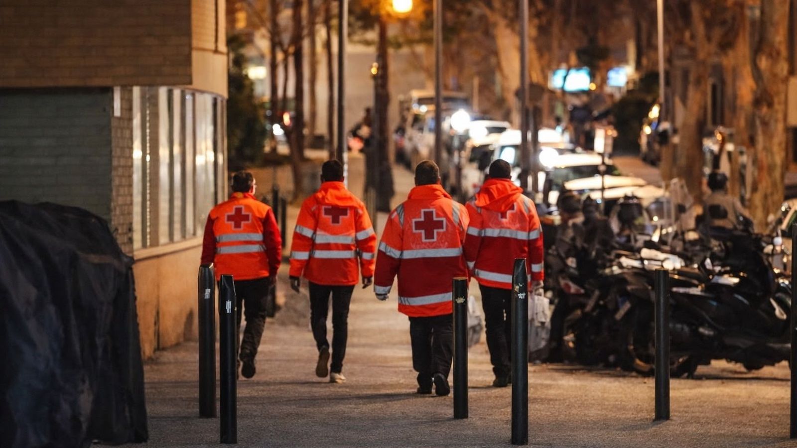Imatge d'arxiu de la Creu Roja atenent persones a causa de les baixes temperatures