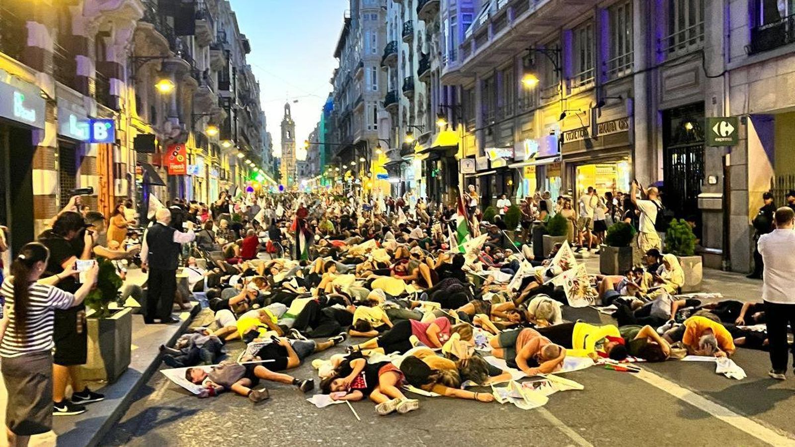 Performance durant la manifestació per la fi del "genocidi" d'Israel a Palestina Performance durant la manifestació per la fi del "genocidi" d'Israel a Palestina