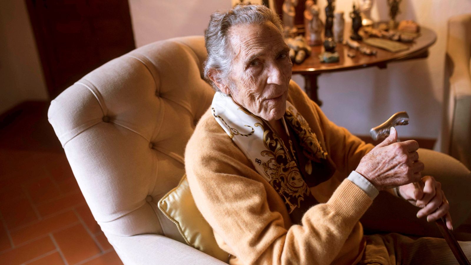 L'escriptor Antonio Gala, amb el bastó i el mocador característic, en una imatge d'arxiu