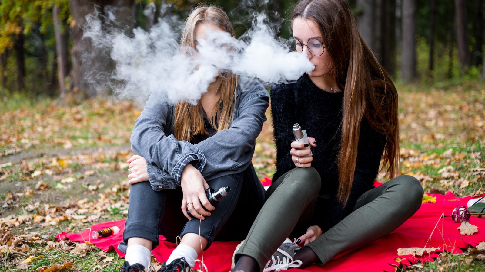 Dos xiques joves fumant amb cigarrets electrònics