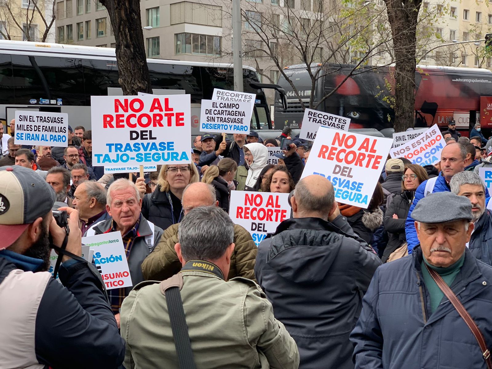 Diverses persones amb pancartes durantt la protesta