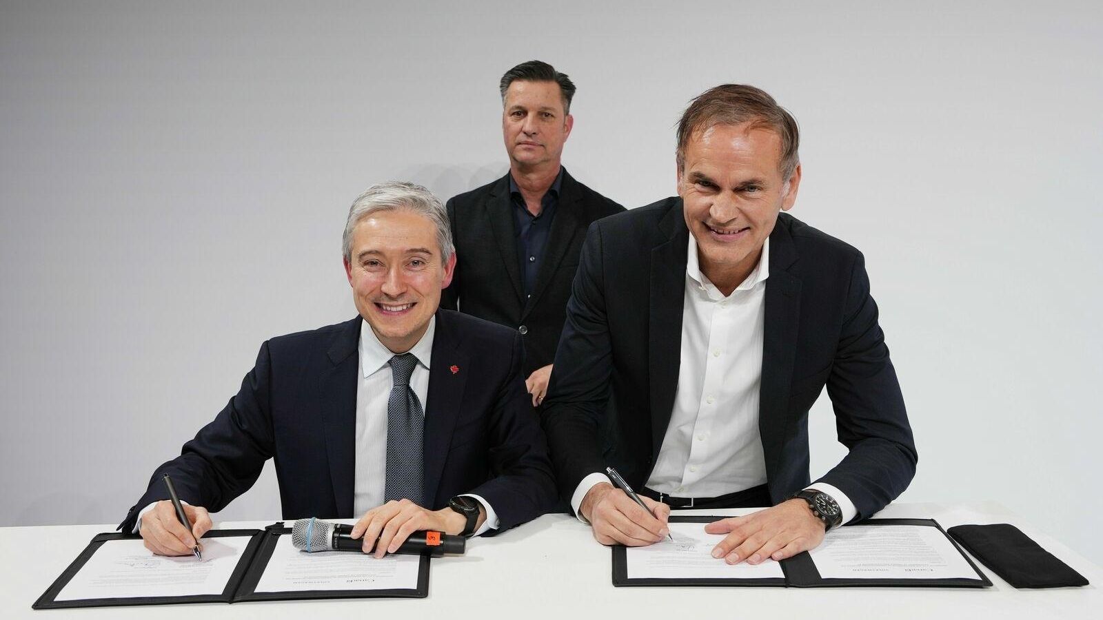 En primera línia: el ministre canadenc d'Innovació, Ciència i Industria, François-Philippe Champagne (esquerra) y el conseller delegat de Volkswagen, Olivier Blume. Al fons, el responsable de Tecnologia del grup, Thomas Schmall.