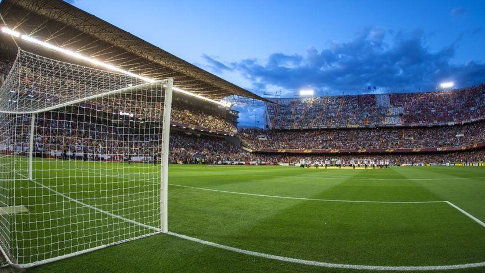 Partit amb públic al camp de Mestalla