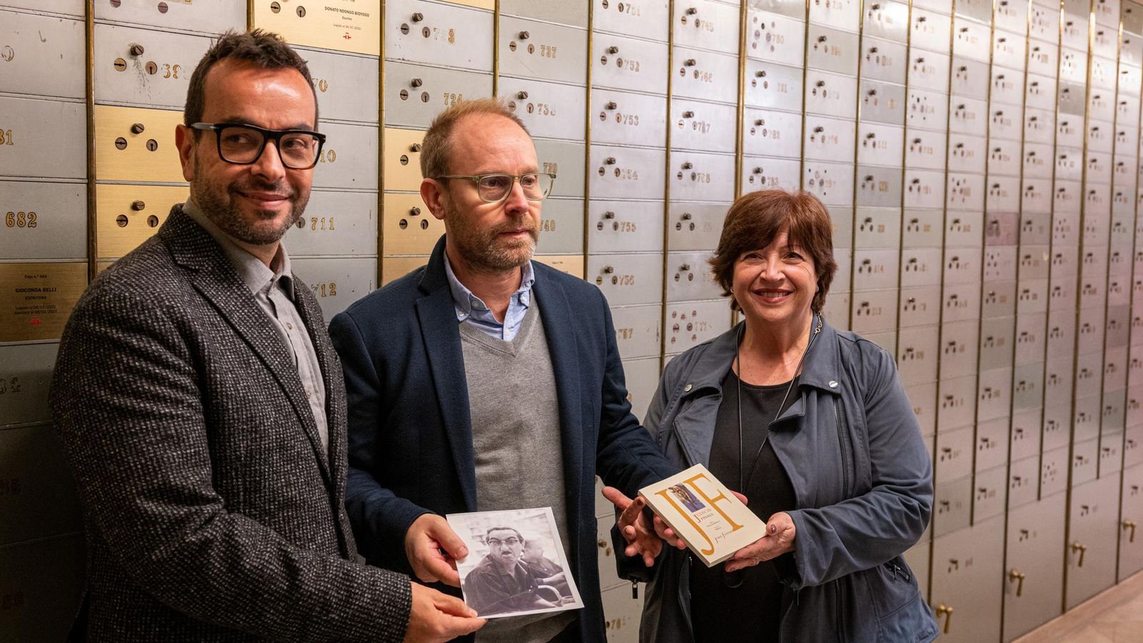 El secretari autonòmic de Cultura, el director de l'Espai Joan Fuster i la presidenta de l'AVL exhibeixen el llegat de Fuster abans de dipositar-lo en la cambra de l'Institut Cervantes