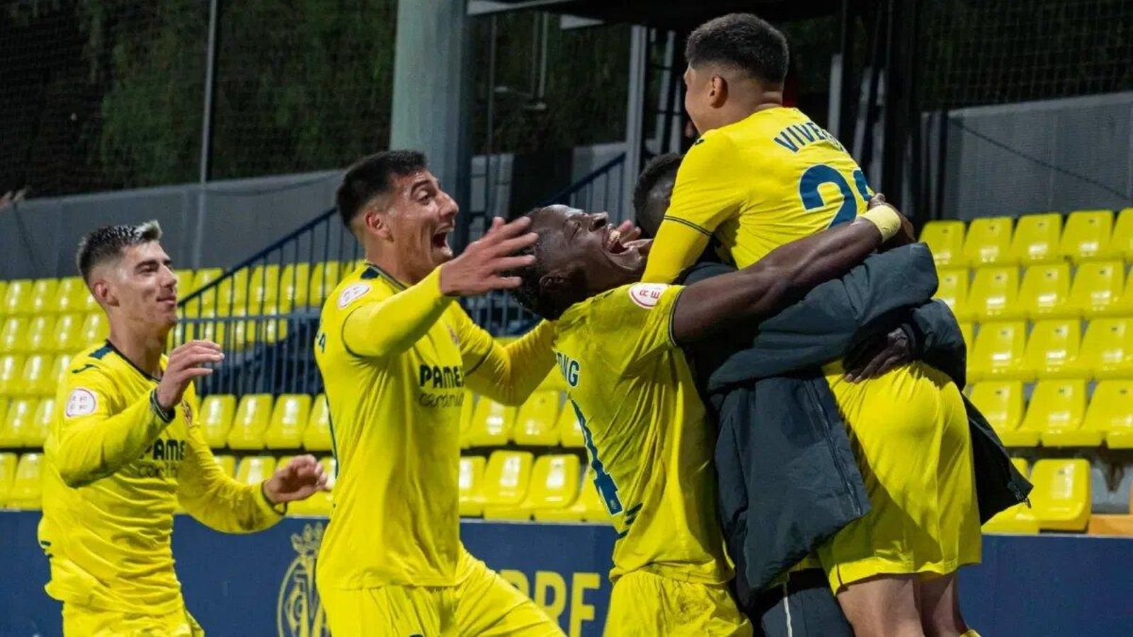 Els jugadors del Vila-real B celebren un dels gols