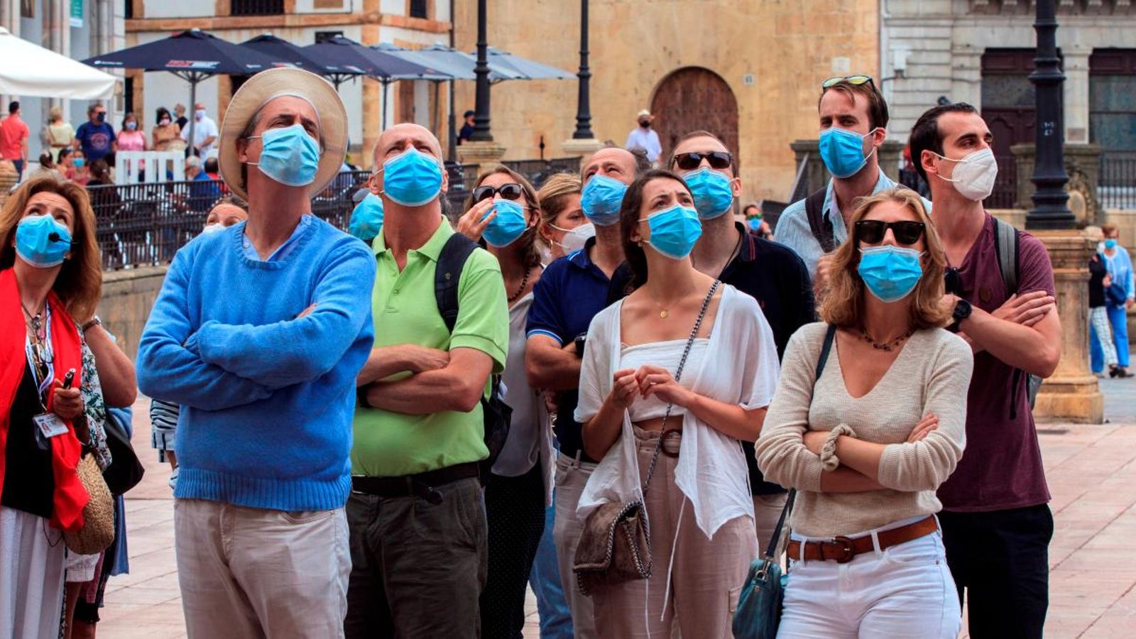 Un grup de turistes visita la Catedral d'Oviedo