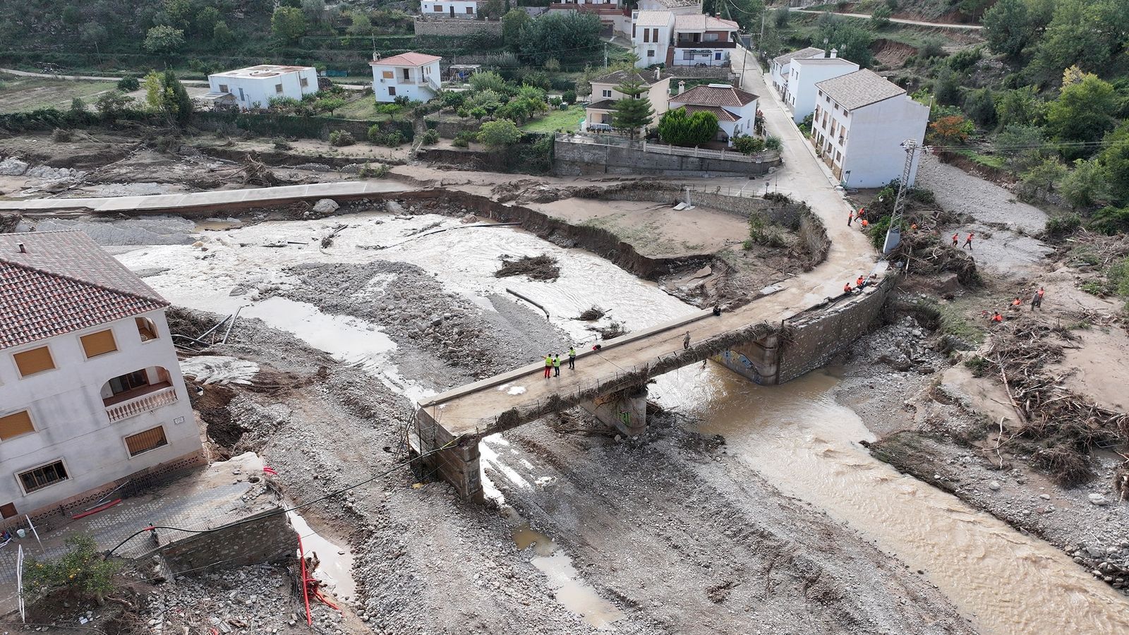 Imatge d'un pont destruït a Sot de Xera després de la dana del 29 d'octubre