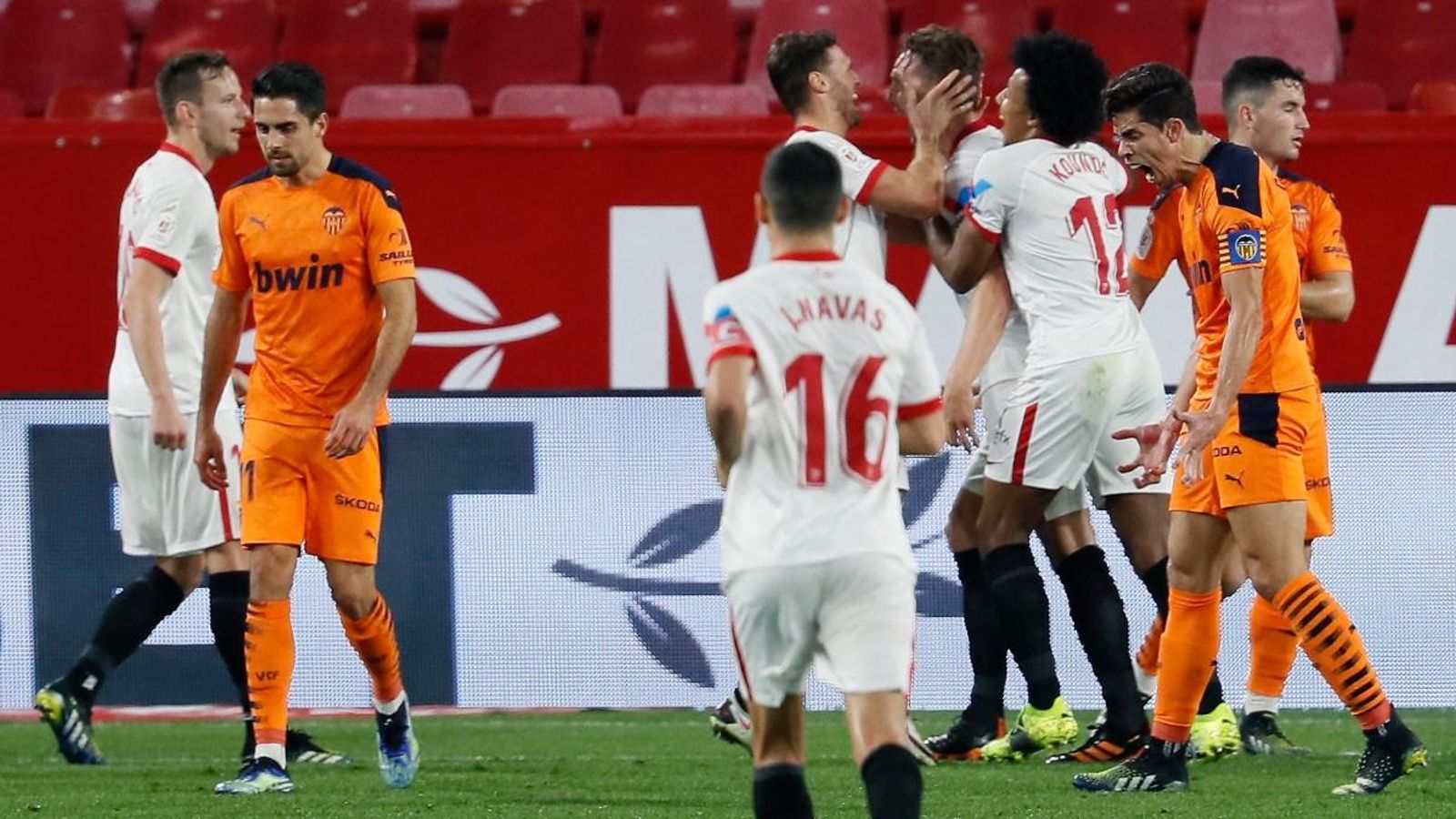 Gabriel Paulista es lamenta després d'un dels gols del Sevilla