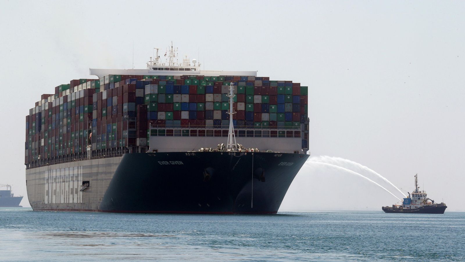 L'Ever Given navegant ja fora del canal de Suez