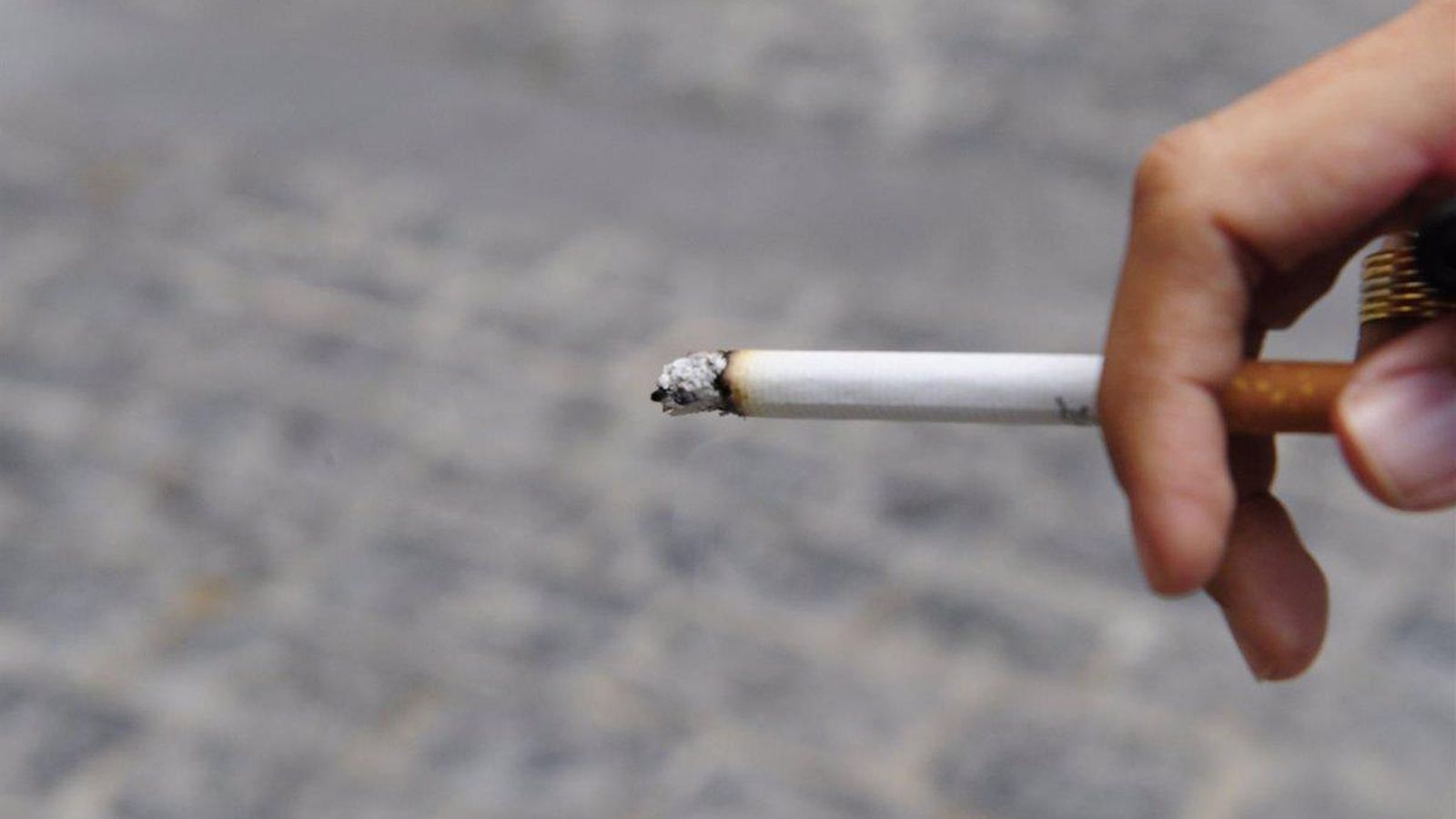 Imatge d'arxiu d'una persona amb un cigarret a la mà