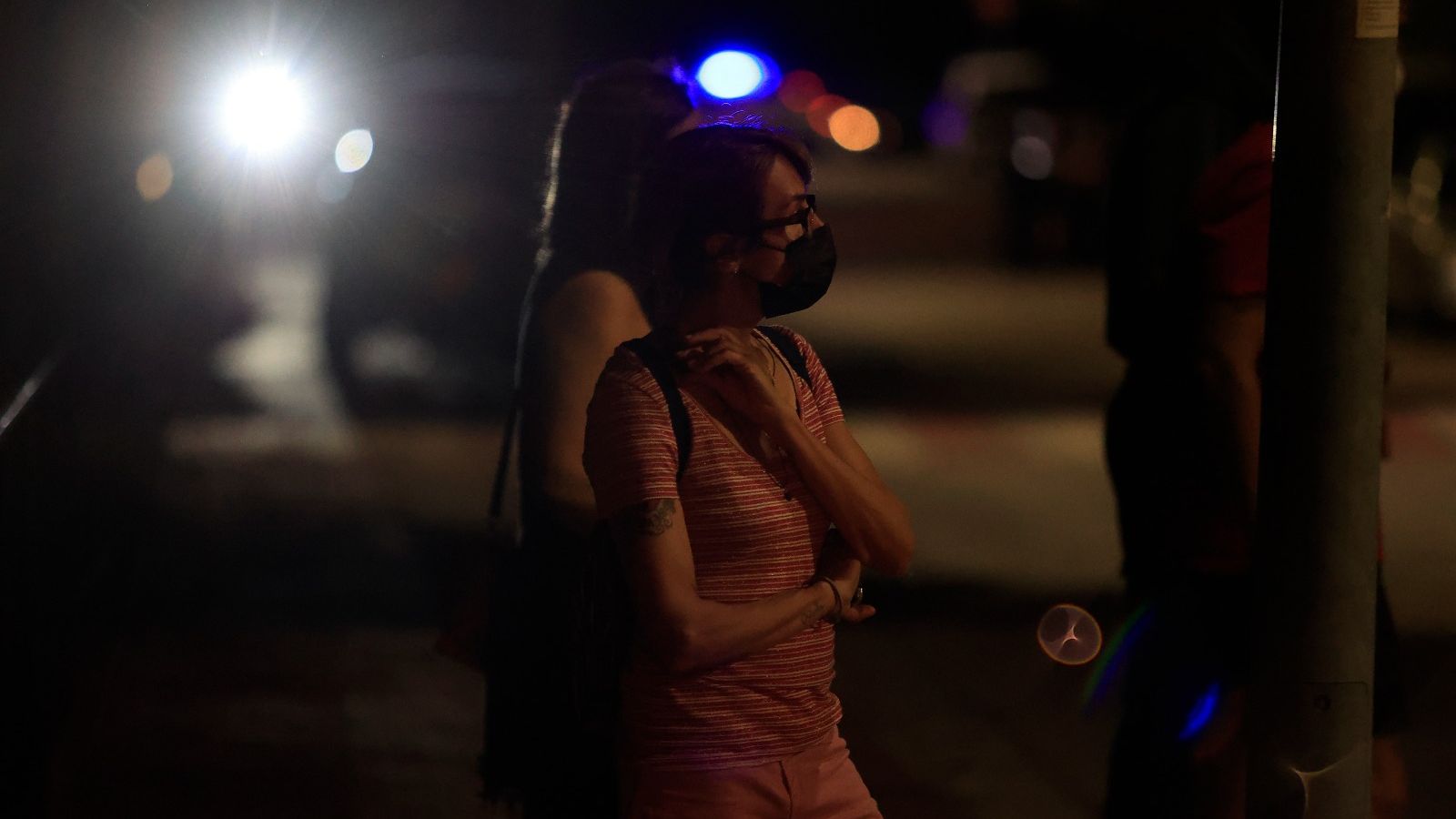 Una veïna contempla les restes de l'edifici enfonsat a Peníscola