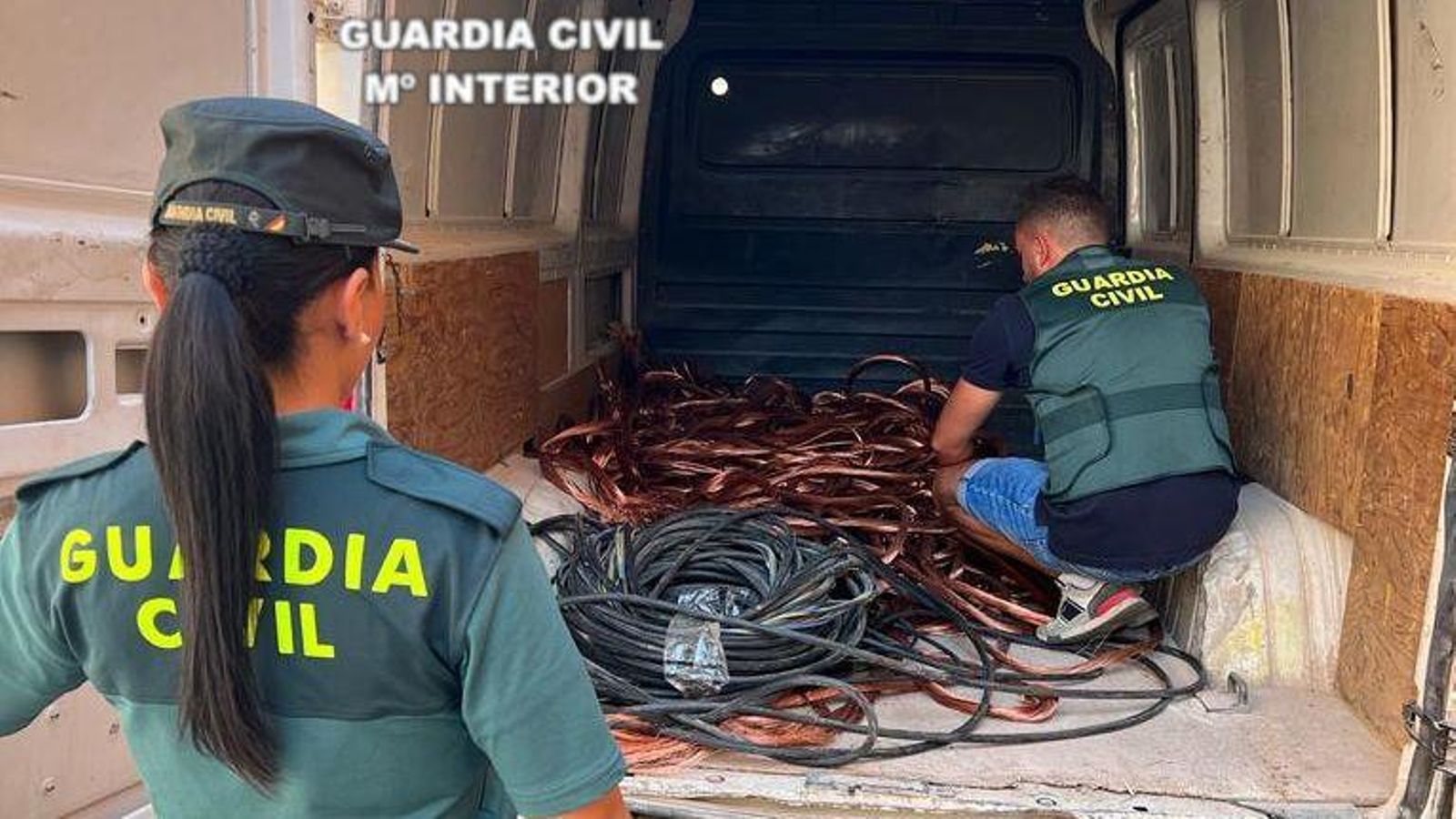 Dos agents de la Guàrdia Civil amb el coure que havia sostret la parella d'homes detinguda Dos agents de la Guàrdia Civil amb el coure que, ja dins la furgoneta, havia sostret la parella d'homes detinguda