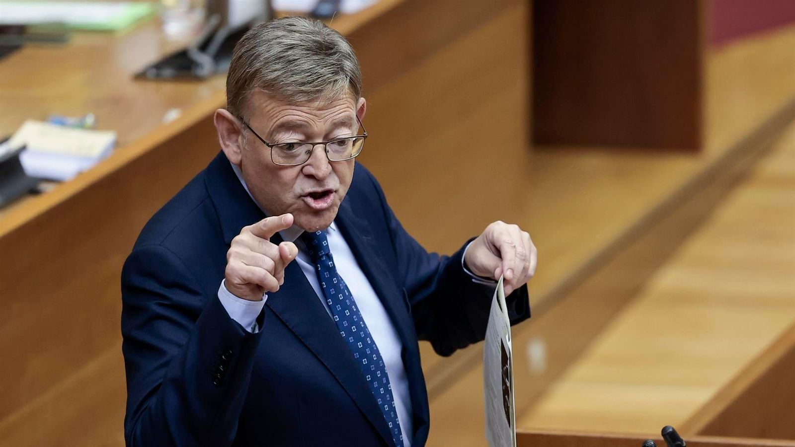 Ximo Puig durant la seua intervenció en la sessió de control del ple de Les Corts