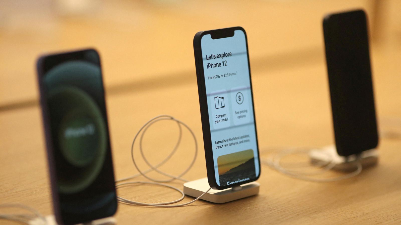 Model d'iPhone 12 en un aparador