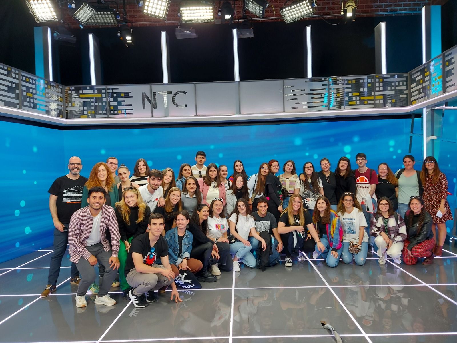 La cantant Abril i els seus companys a l'Estudi 3 d'À Punt