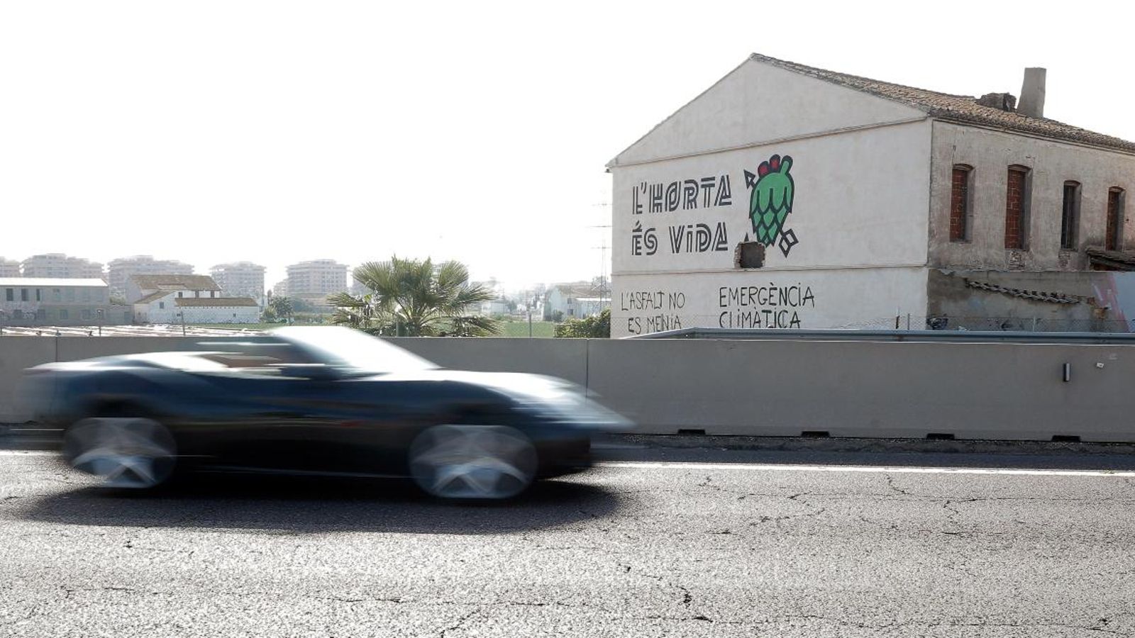 El Forn de Barraca, davant de l’autovia V-21