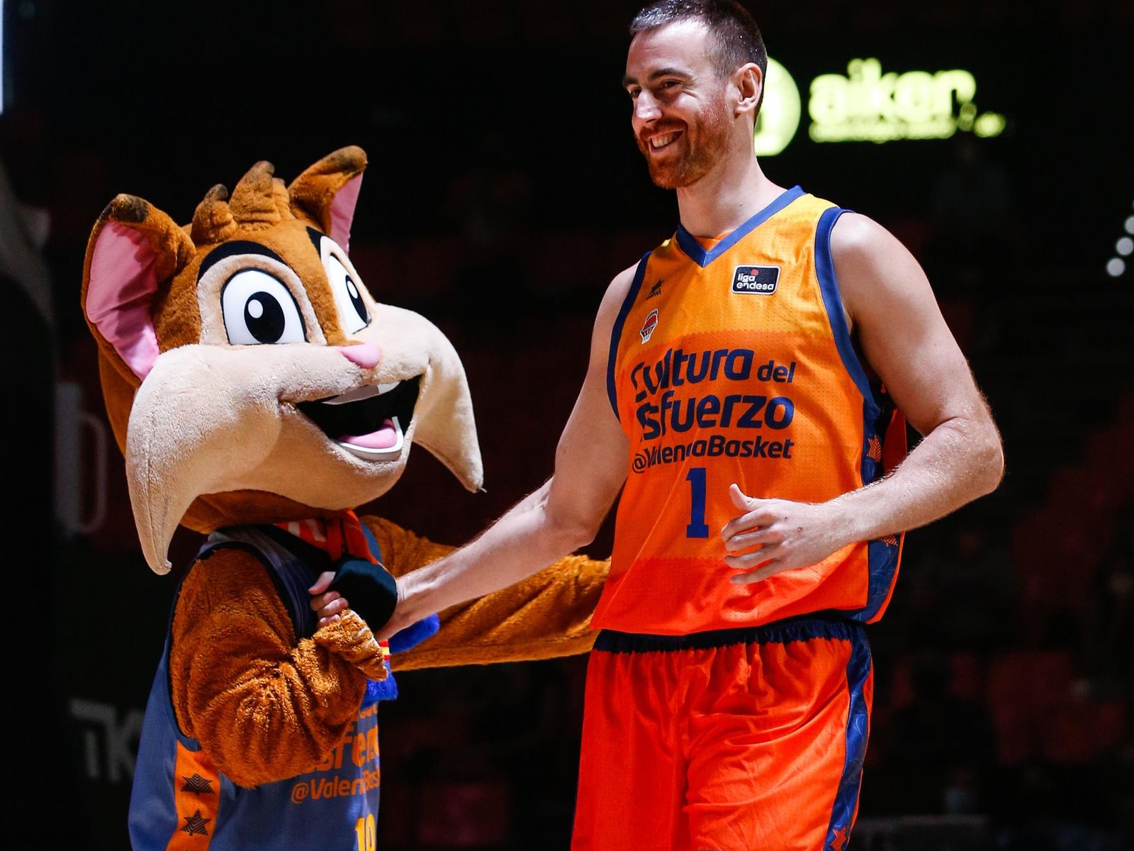 Victor Claver torna a lluir la camiseta taronja a la Fonteta 9 anys despres