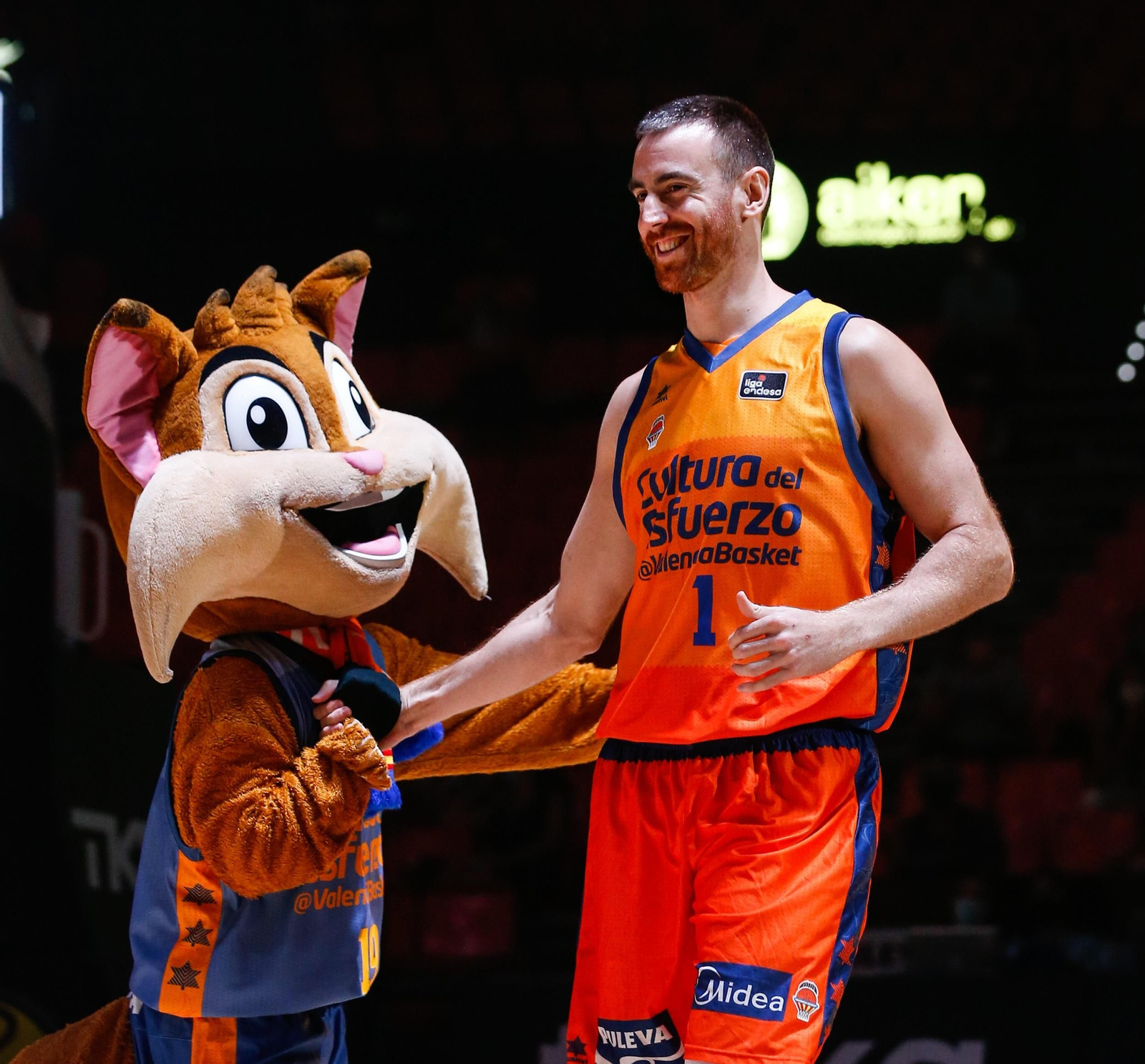 Victor Claver torna a lluir la camiseta taronja a la Fonteta 9 anys despres